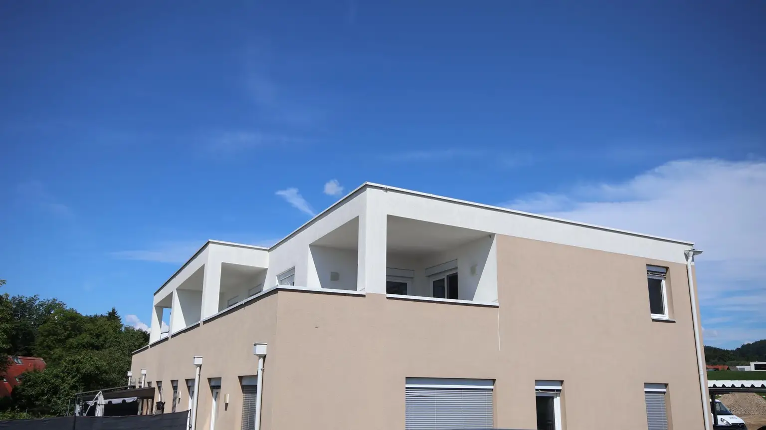 GROSSE TERRASSE, DURCHDACHTES RAUMKONZEPT! 2 Carportplätze