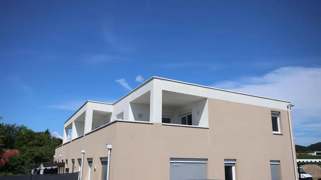 GROSSE TERRASSE, DURCHDACHTES RAUMKONZEPT! 2 Carportplätze