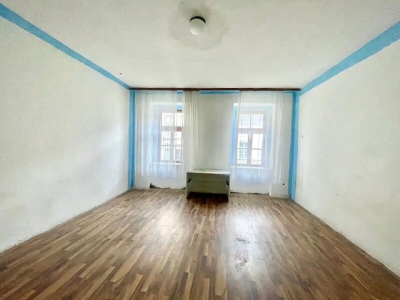 INNENSTÄDTISCHE - 3-Zimmer WOHNUNG -RENOVIERUNGSBEDÜRFTIG- mit sehr viel Potenzial - in Top Lage Wiens beim NASCHMARKT - Nähe KARLSPLATZ!