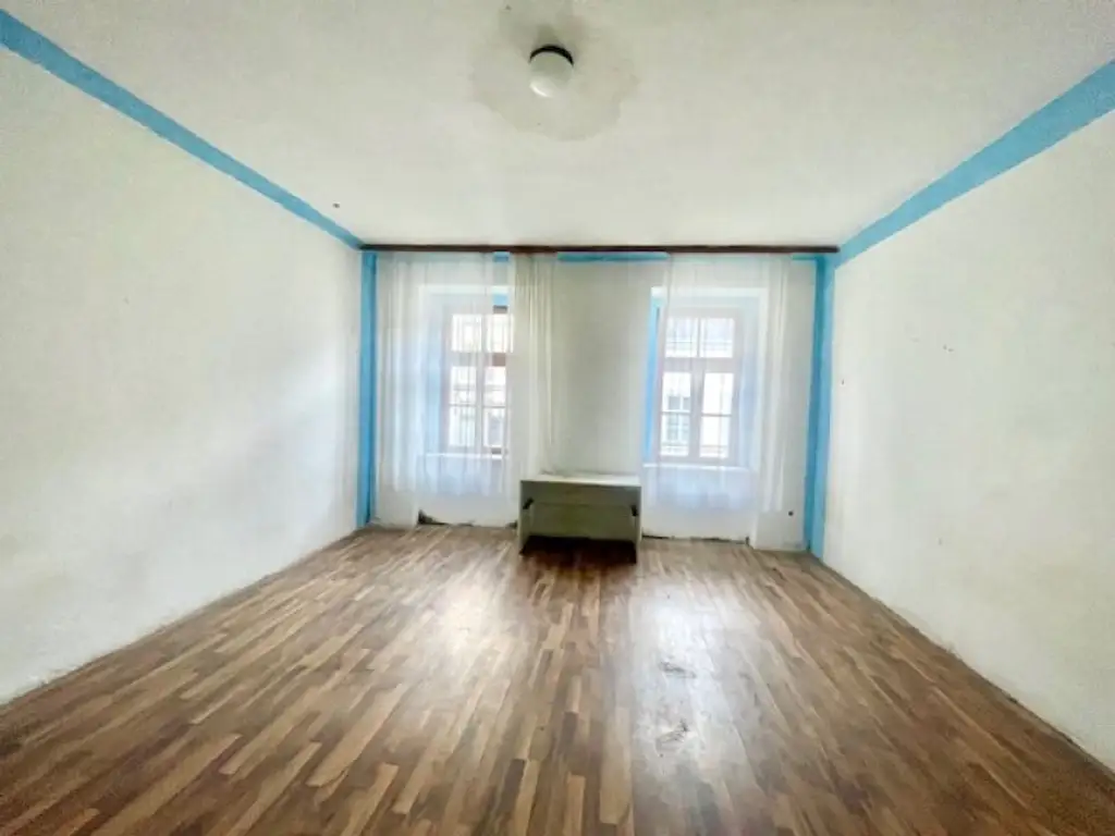 INNENSTÄDTISCHE - 3-Zimmer WOHNUNG -RENOVIERUNGSBEDÜRFTIG- mit sehr viel Potenzial - in Top Lage Wiens beim NASCHMARKT - Nähe KARLSPLATZ!