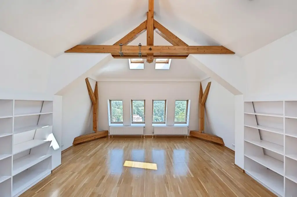 Repräsentatives Zuhause mit Geschichte – 230 m² Stilaltbauflair, traumhafte Terrasse & Garage