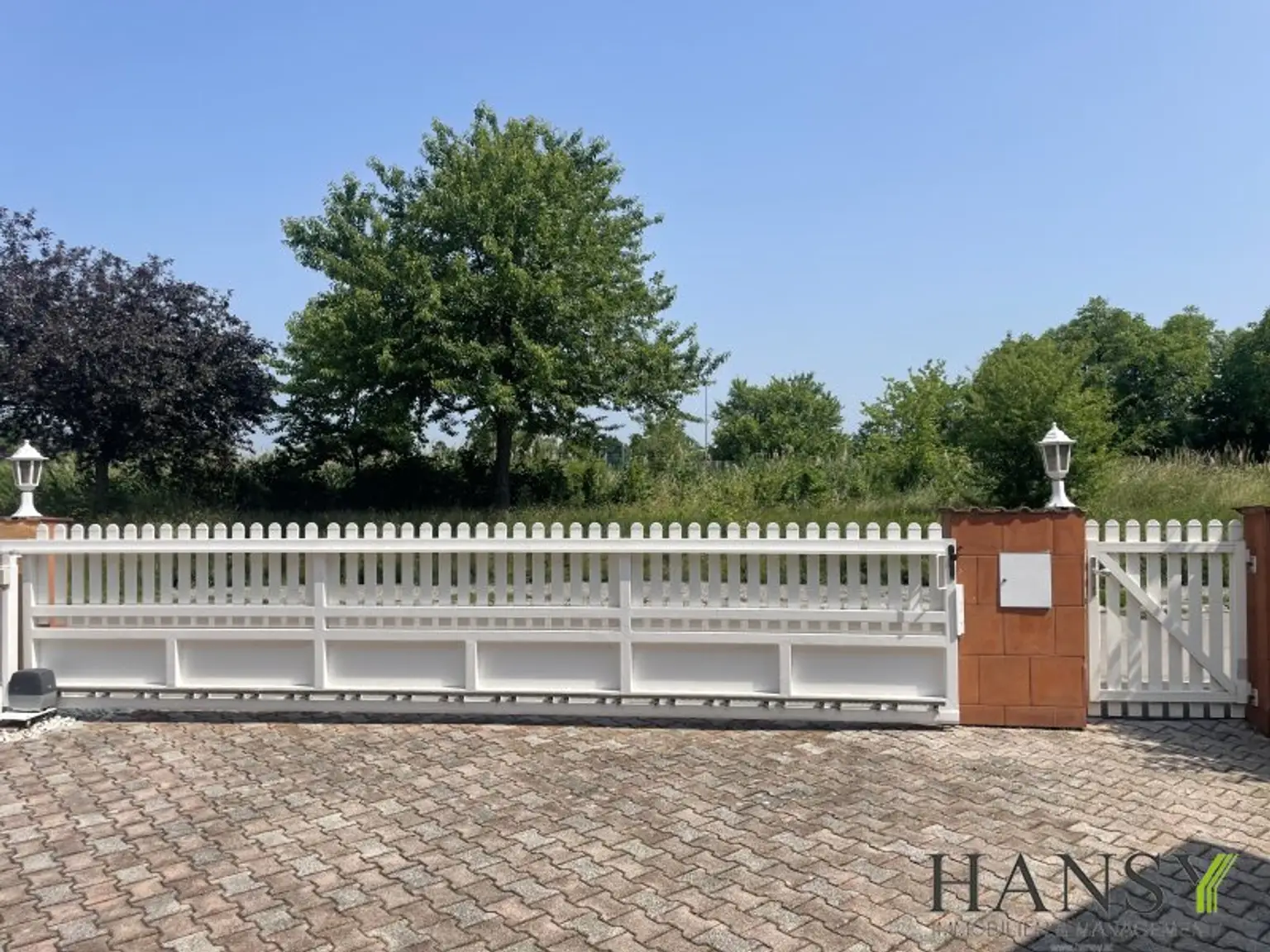 Neuwertiges Traum-Einfamilienhaus in Pfaffstätten: Stil, Pool und Gartenparadies!