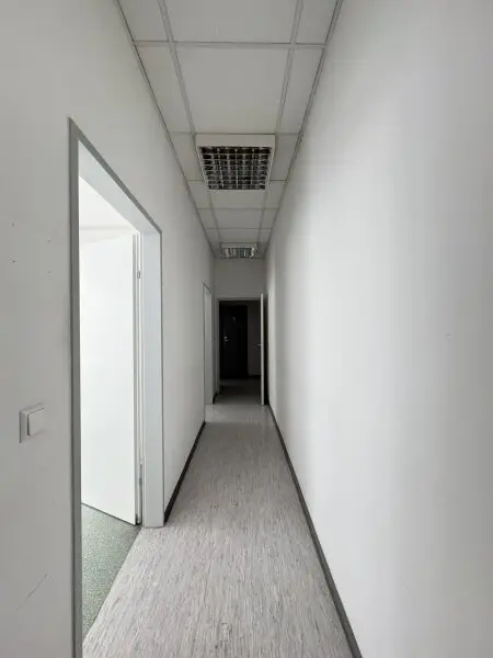 Zentrale Bürofläche mit 10 Zimmern und Stellplatz – ideal für Praxis oder Kanzlei