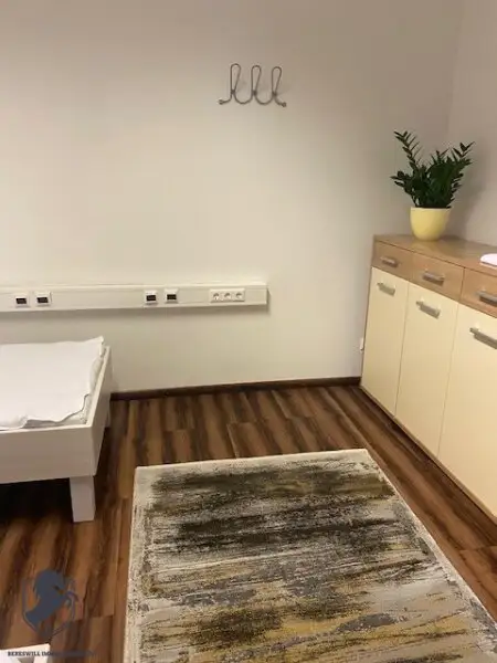 Außergewöhnliche Villa mit drei Wohneinheiten, Gewerbeeinheit & teilbarem Grundstück