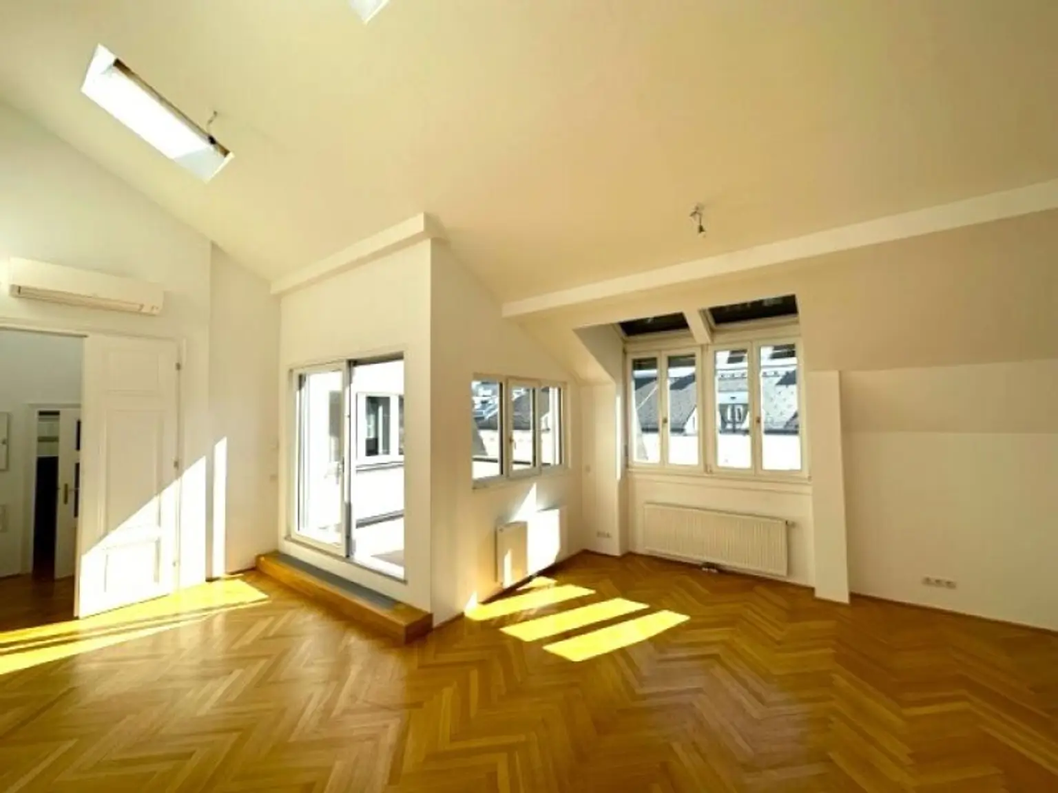 BÖRSE-NÄHE, klimatisiertes 98 m2 Dachgeschoss mit 9 m2 Terrasse, 3 Zimmer, Extraküche, 2 Bäder, Gonzagagasse