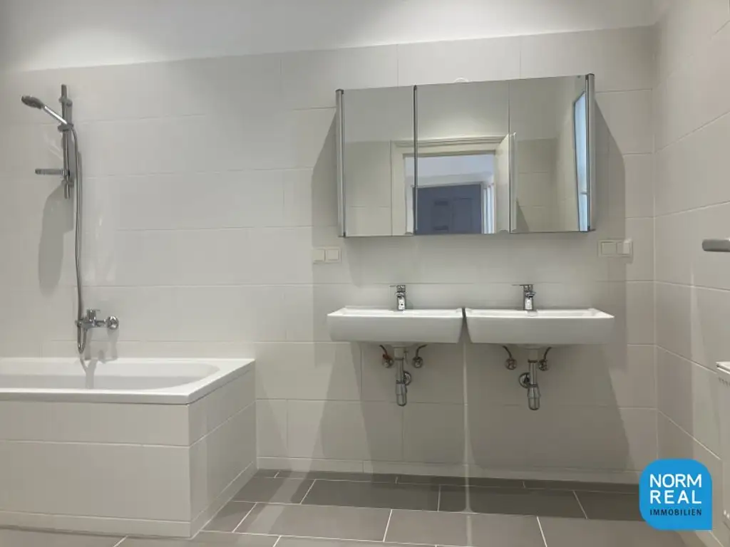 Elegante 4 Zimmer Erker Altbauwohnung
