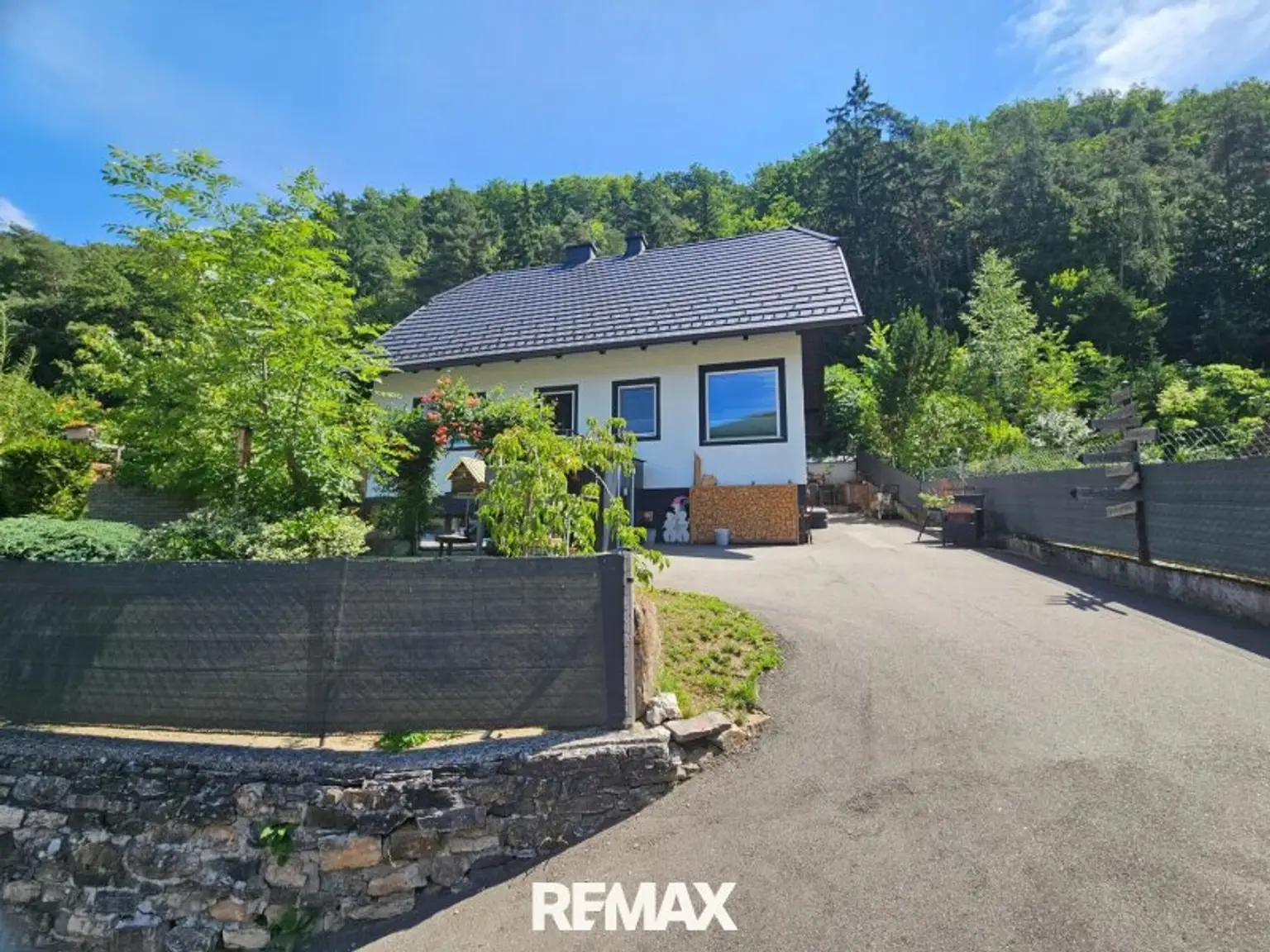 asphaltierte Hauszufahrt