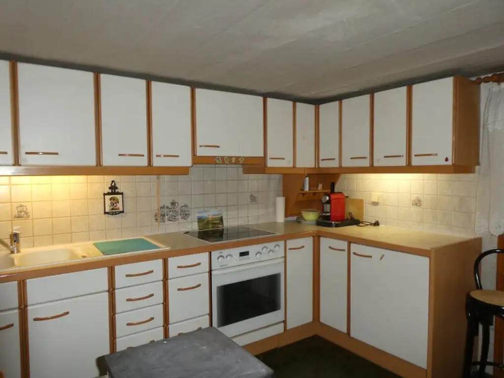 PRIVATSPHÄRE: KLEINES HAUS  mit ENTZÜCKENDEN GARTEN, Garage und Lagerräume - NÄHE BAHNHOF