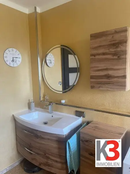 K3 - TOP GELEGENHEIT! Wunderschönes großes Wohnhaus mit großem Garten. Elegante und hochwertige Ausstattung. Ruhige Lage. Großer Keller mit Werkausstattung. Preis reduziert.