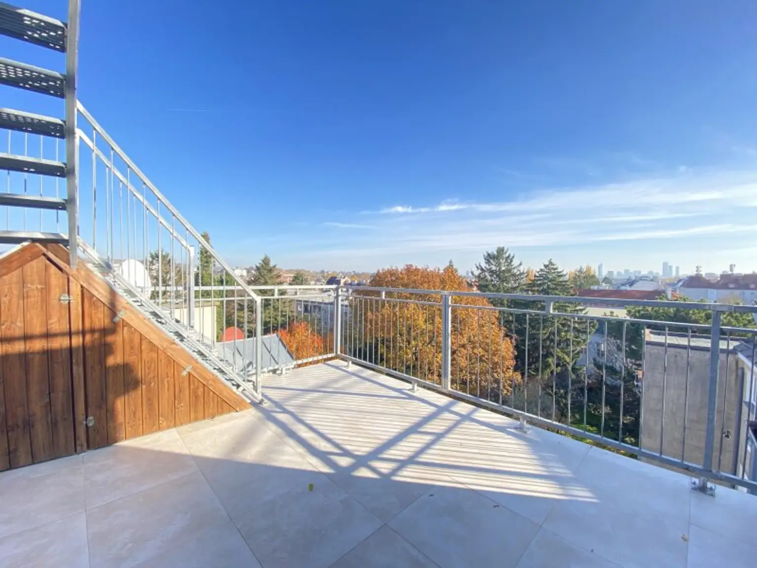 DACHGESCHOSS + 42m² TERRASSEN + FERNSICHT + SONNIG + RUHELAGE + TOPZUSTAND!