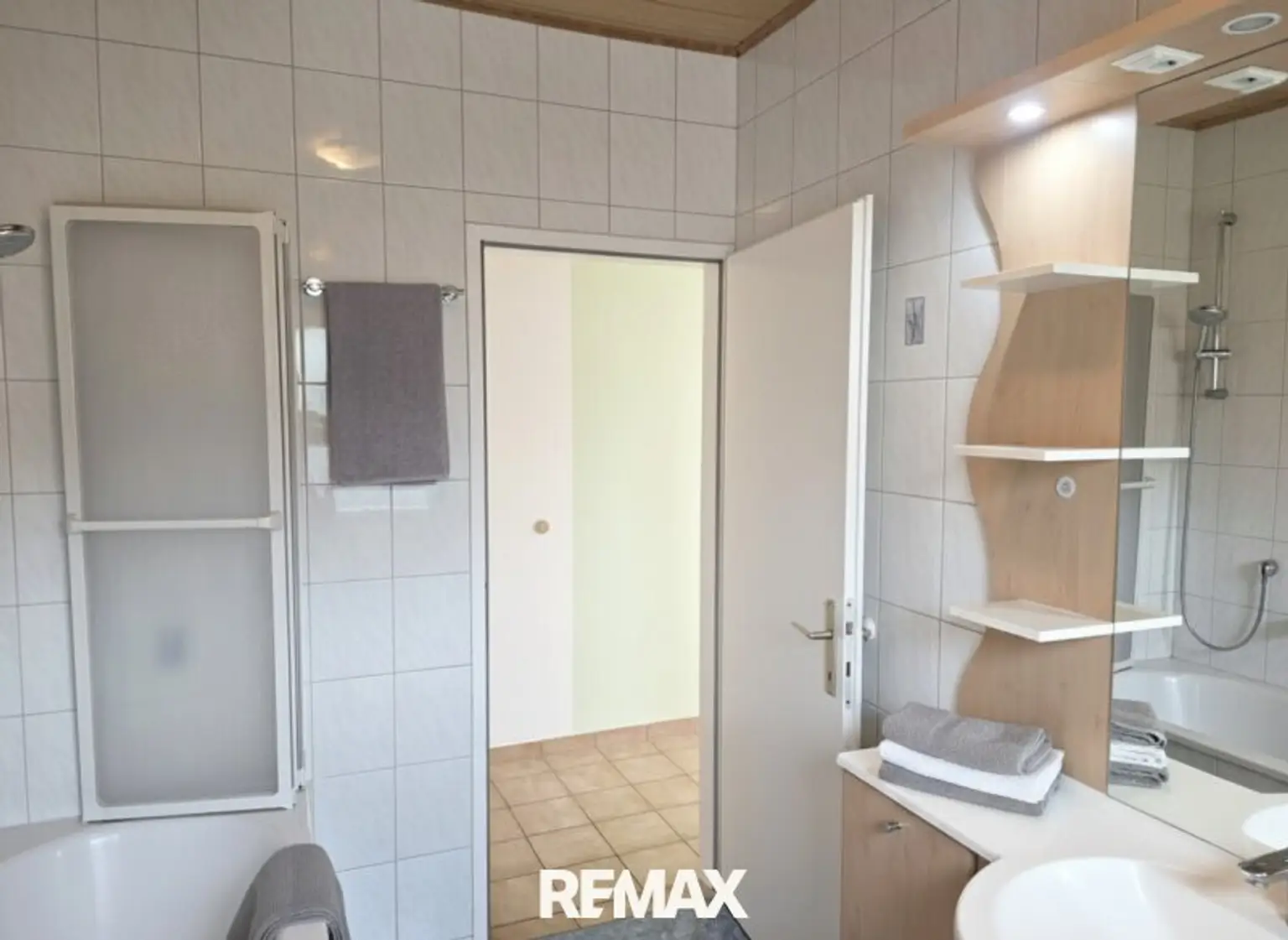 Bad, Ausgang in den Vorraum. Türe KI-gefärbt in weiß