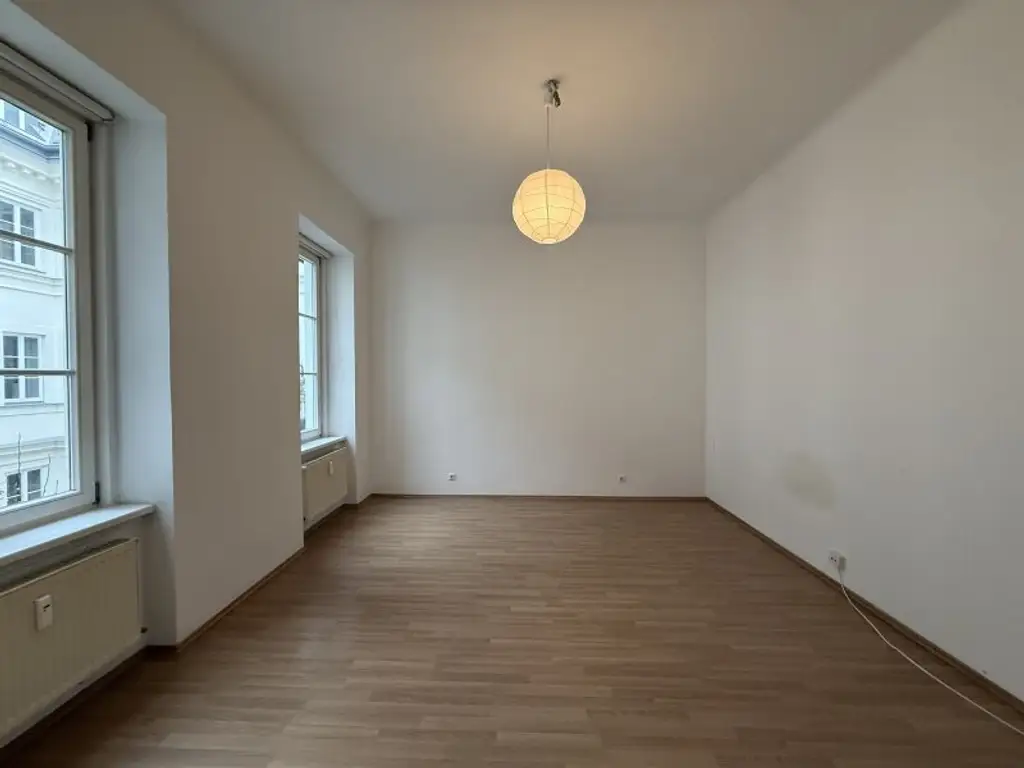 RUHE IN HISTORISCHEM AMBIENTE | ADLERHOF | 2-Zimmer-Wohnung inkl. Lift | 6 min Fußweg zur U3 VOLKSTHEATER