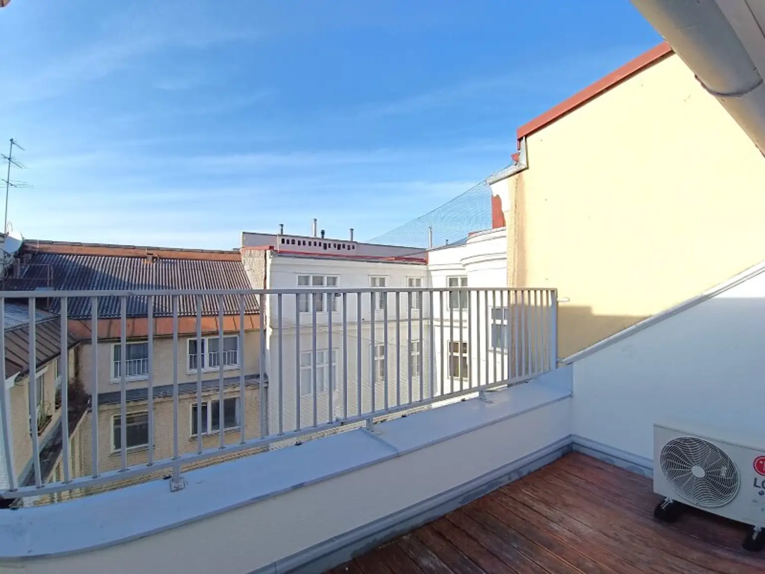 Dachgeschoss-Wohnung mit Innenhoflage! 3 Zimmer! Nähe Servitenviertel und U4 Friedensbrücke!