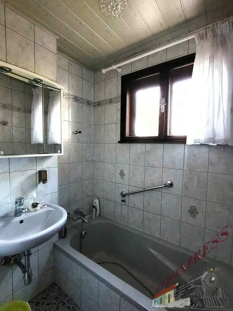 Einfamilienhaus mit großem Grundstück (2 Parzellen) wartet auf Sie!