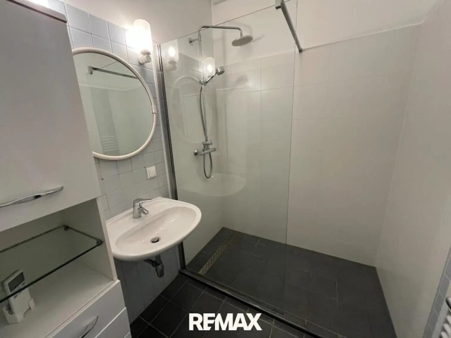 Badezimmer mit bodenebener Dusche und WC