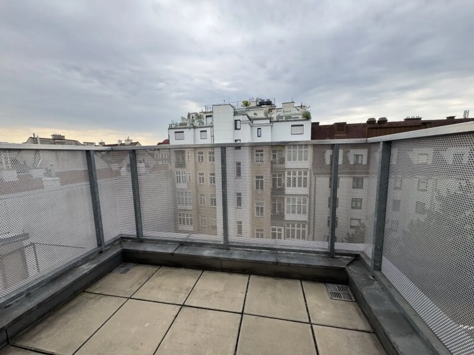 Exklusive Dachgeschoßwohnung mit Terrasse beim Stadtpark - Ab sofort verfügbar!