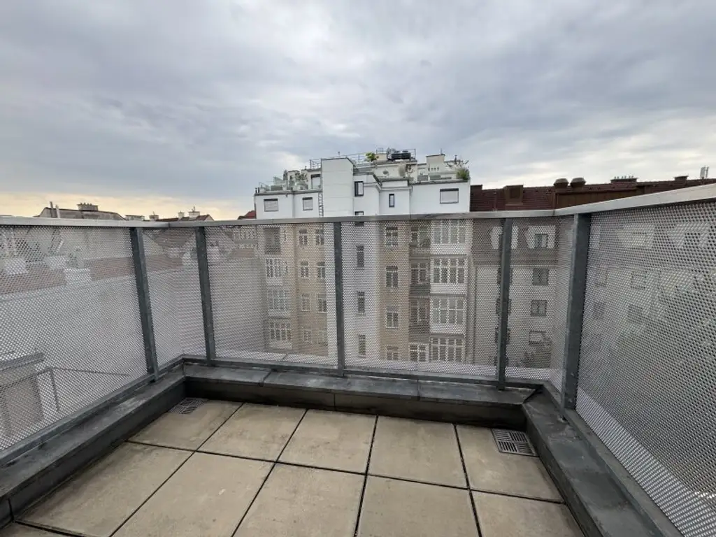 Exklusive Dachgeschoßwohnung mit Terrasse beim Stadtpark - Ab sofort verfügbar!