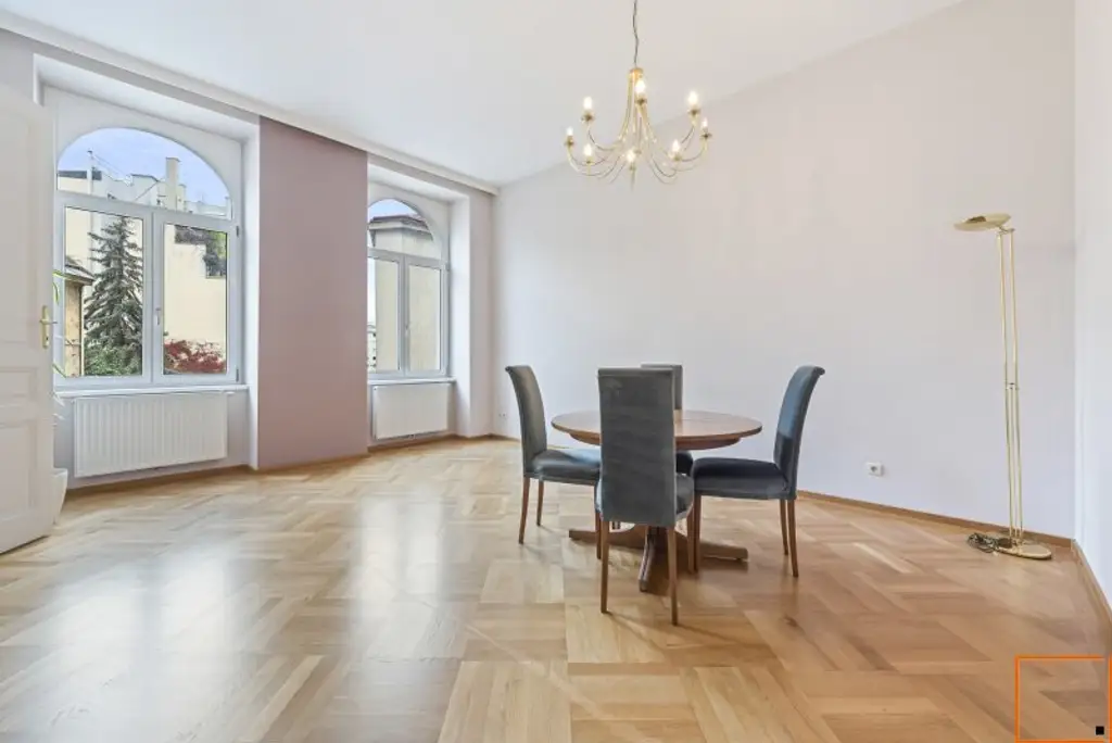 In Bestlage nahe Karmelitermarkt: Zentral begehbare Maisonette-Altbauwohnung in sehr gepflegtem Zustand und freiem Blick