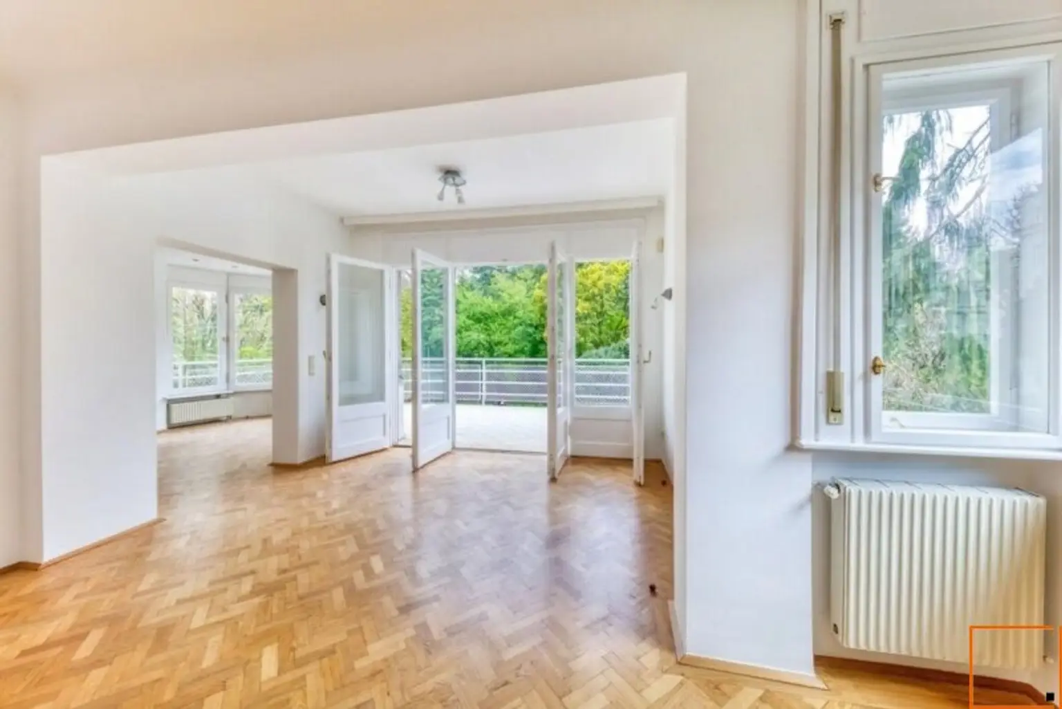 Salon mit Blick ins Grüne