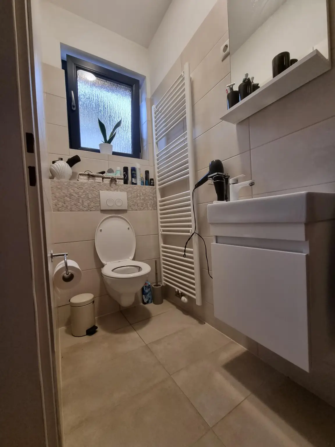 LIEBEVOLLER BUNGALOW MIT GEPFLEGTEM GARTEN IN TRAUMHAFTER RUHELAGE