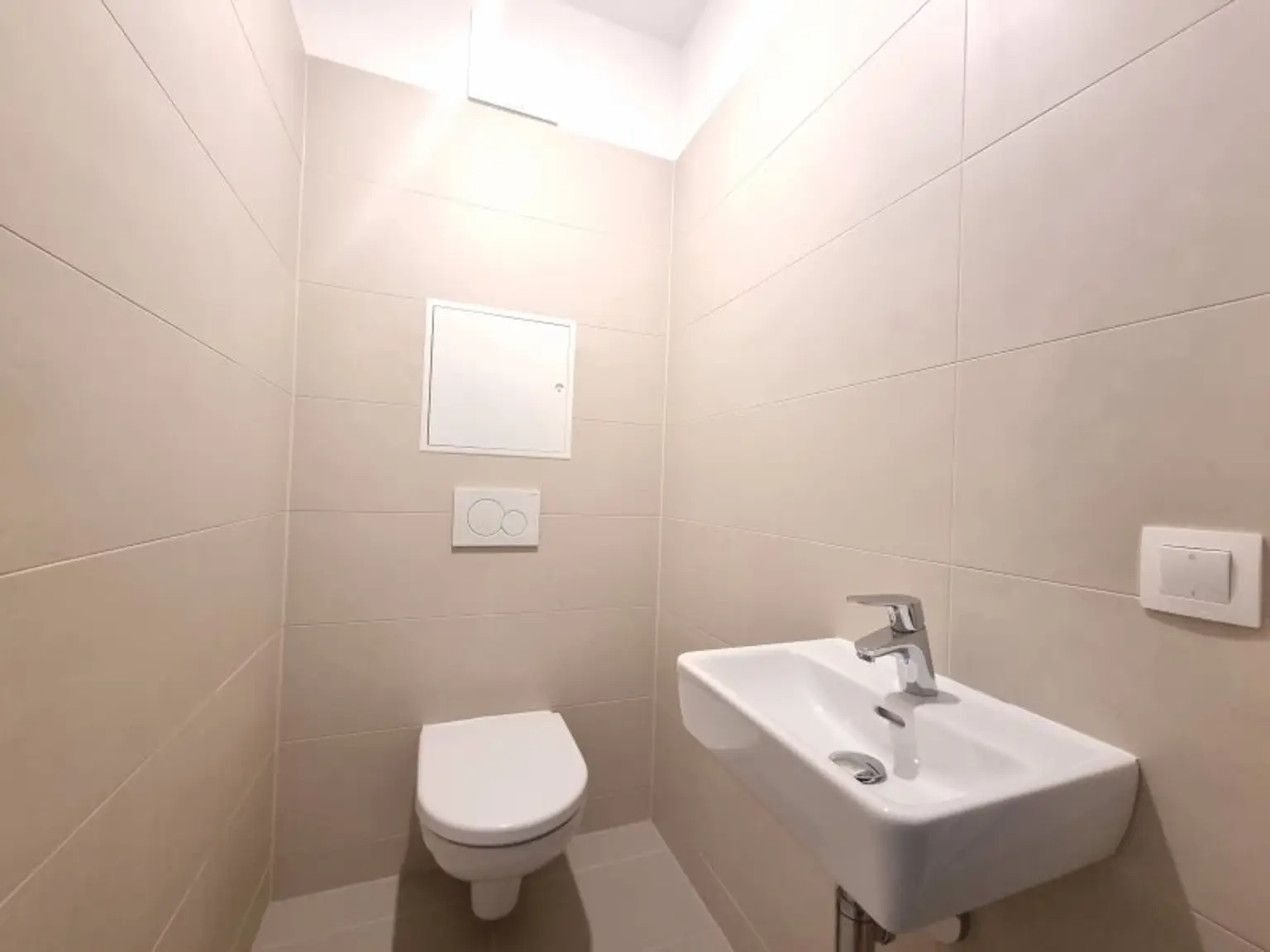 Neuwertige Wohnung mit Südbalkon, DAN-Küche und Freizeitangebot – Nähe U-Bahn