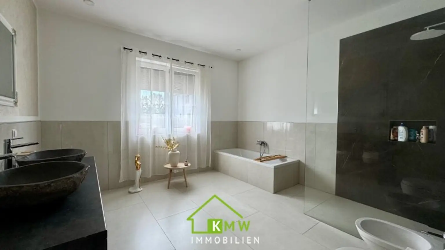 Familienfreundlich: moderner, großzügiger Bungalow in ruhiger Lage