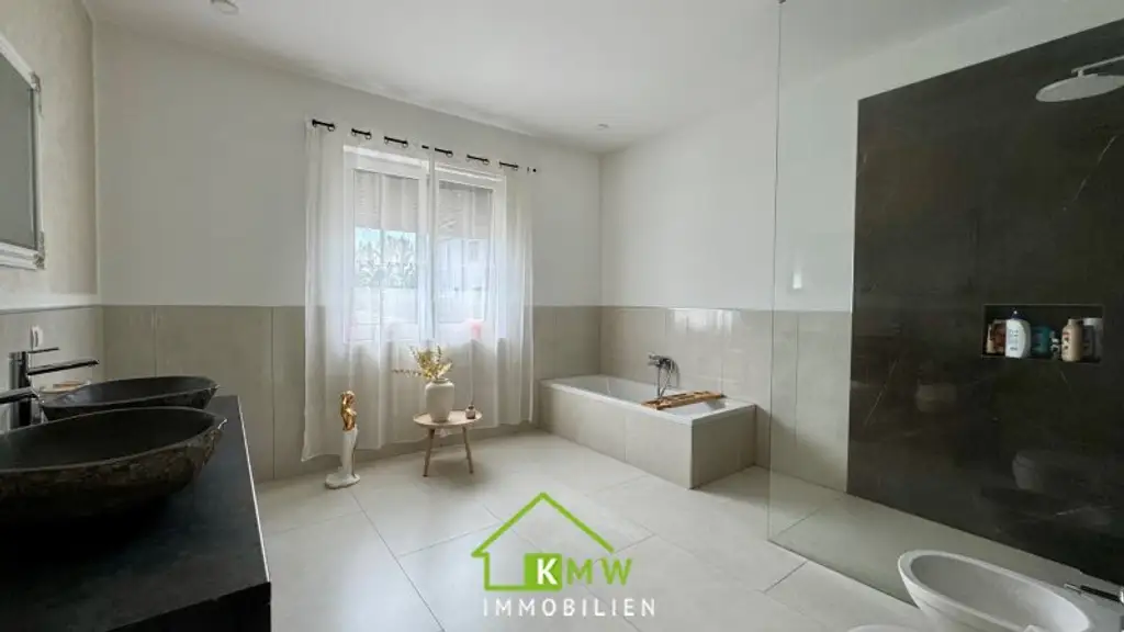 Familienfreundlich: moderner, großzügiger Bungalow in ruhiger Lage