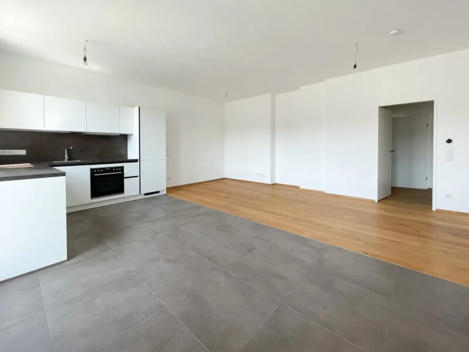 NÄHE NASCHMARKT: DG-AUSBAU IM ALTBAU - U4 Pilgramgasse - 3-Zimmerwohnung mit hofseitigem Balkon