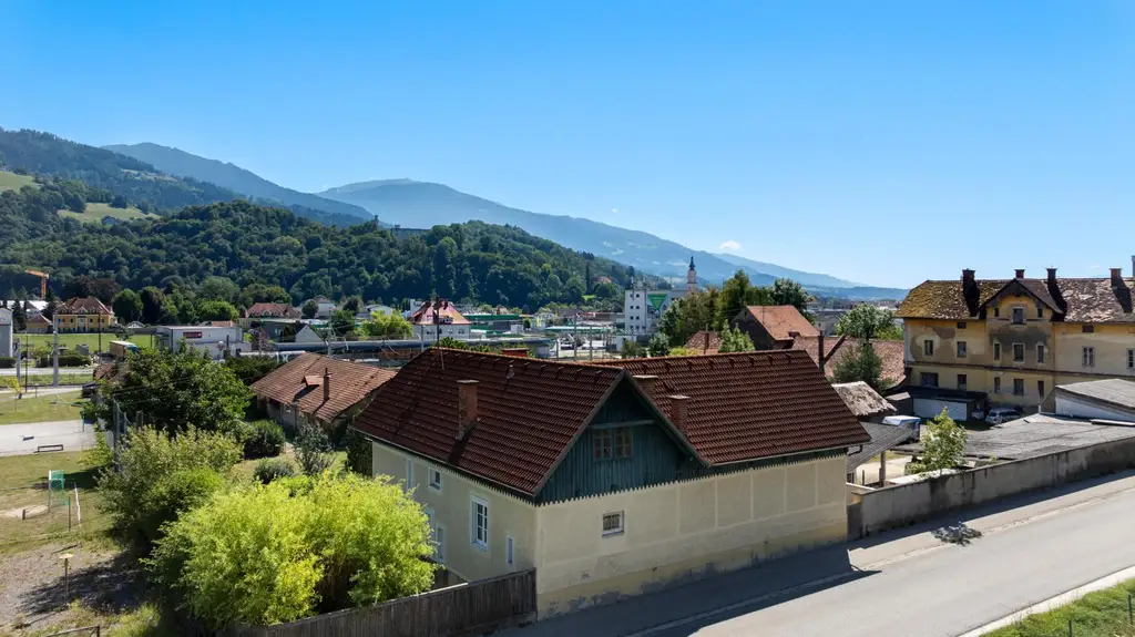 Großzügiges Haus in zentraler Lage samt großem Grundstück mit attraktivem Entwicklungspotenzial