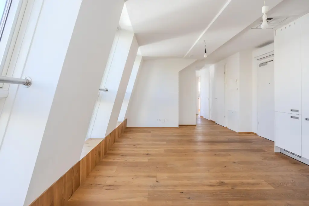 "Helles Dachgeschoss, Garage, Klima nähe U1"