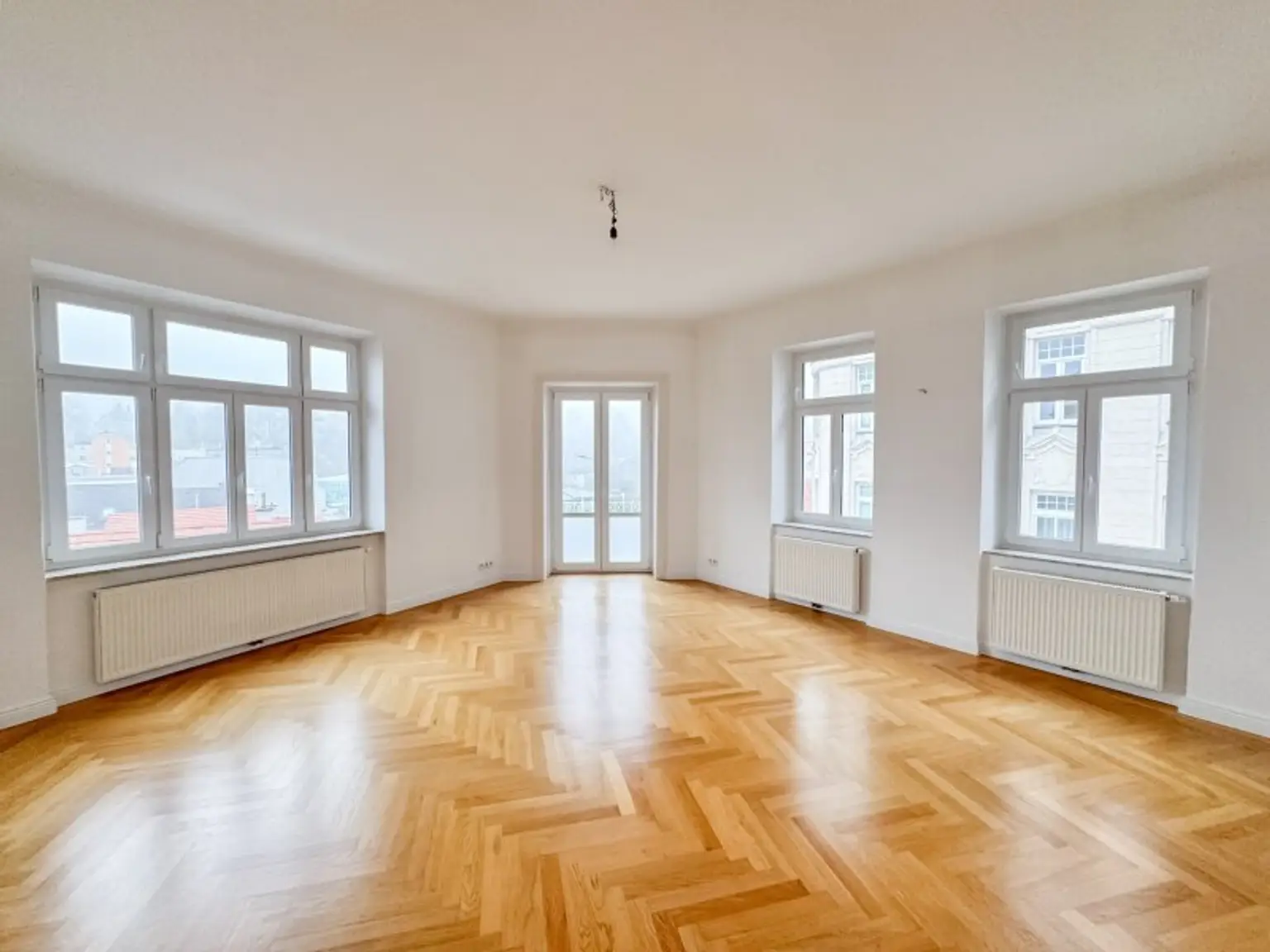 Repräsentatives Altbaubüro mit 2 Balkonen und Blick auf das Stift Klosterneuburg