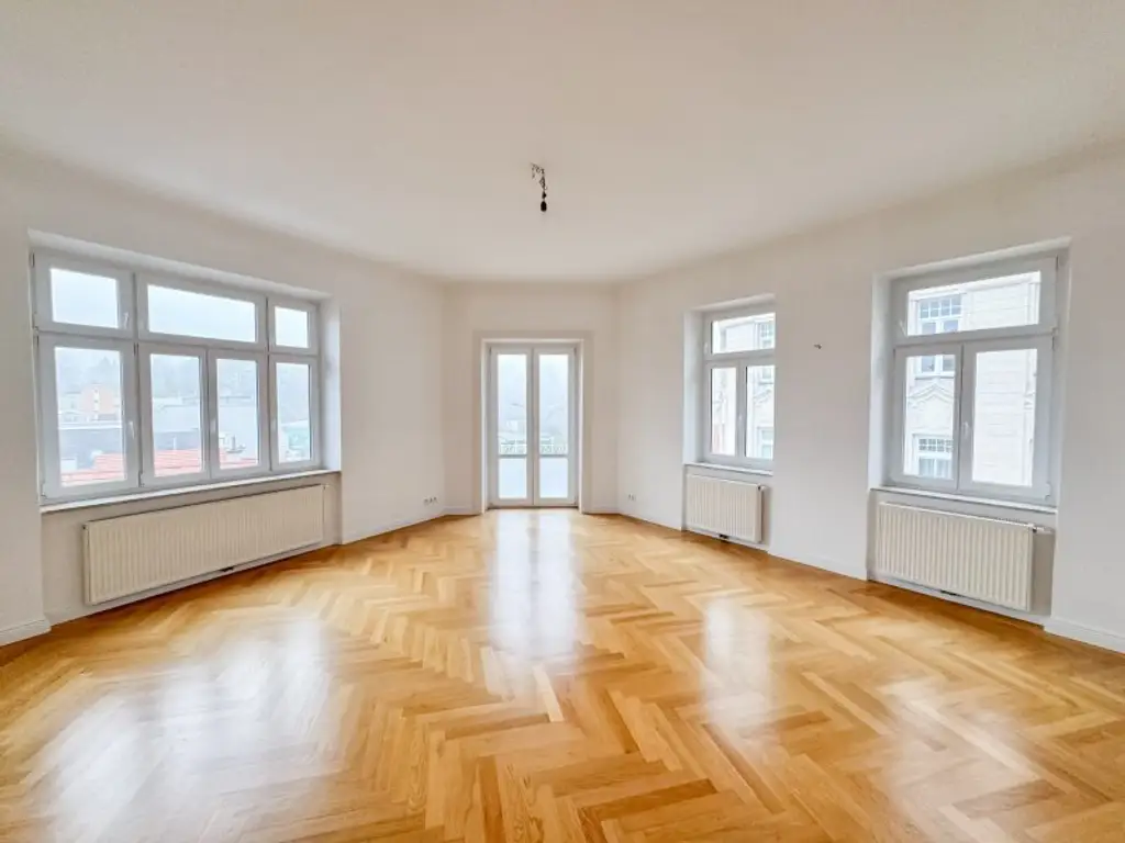 Repräsentatives Altbaubüro mit 2 Balkonen und Blick auf das Stift Klosterneuburg