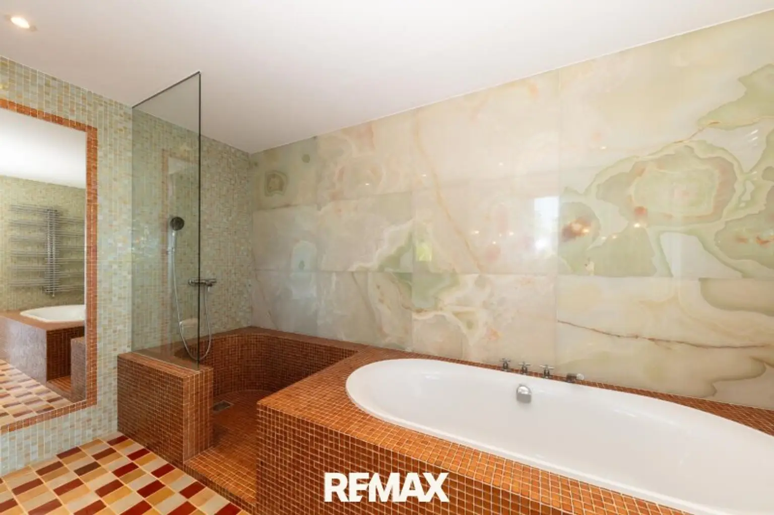 Badezimmer mit edlen Materialien ausgestattet