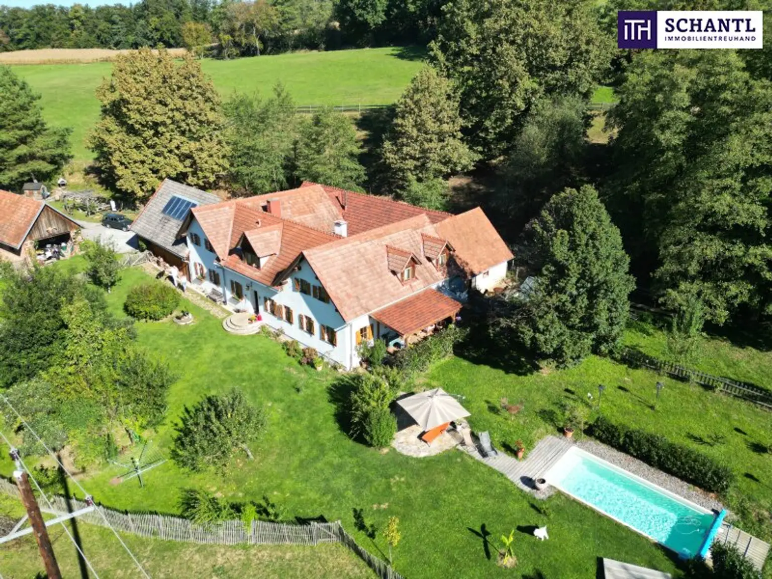 SENSATIONELLES JUWEL! Exklusiver Vierkanthof im Thermenland Steiermark – Wohnen, Reiten & Leben mit Pool und Natur!