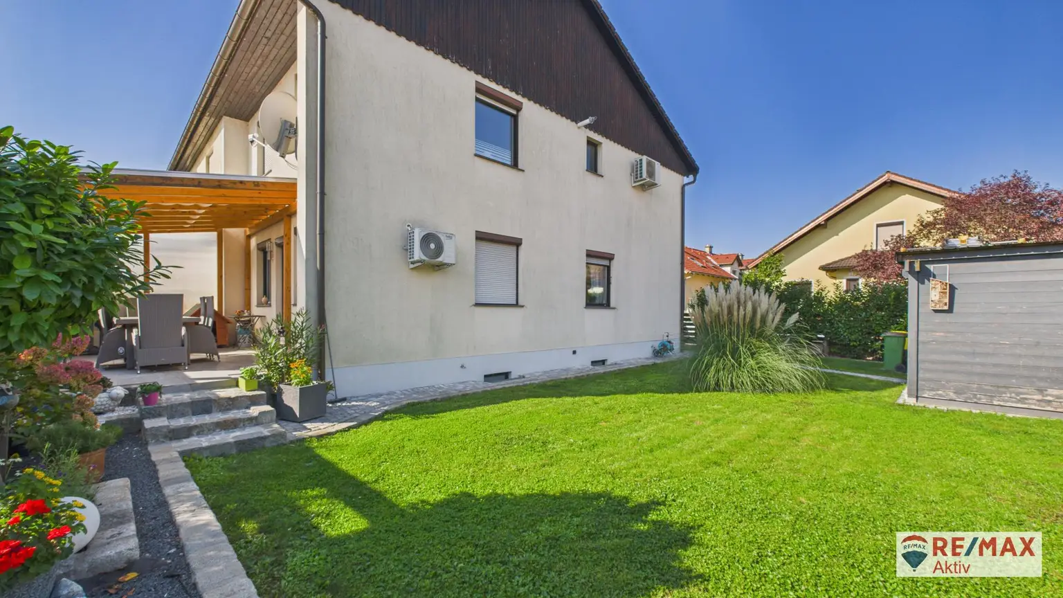 Familienidylle pur – Gepflegte Doppelhaushälfte mit Garten, Terrasse & Carport