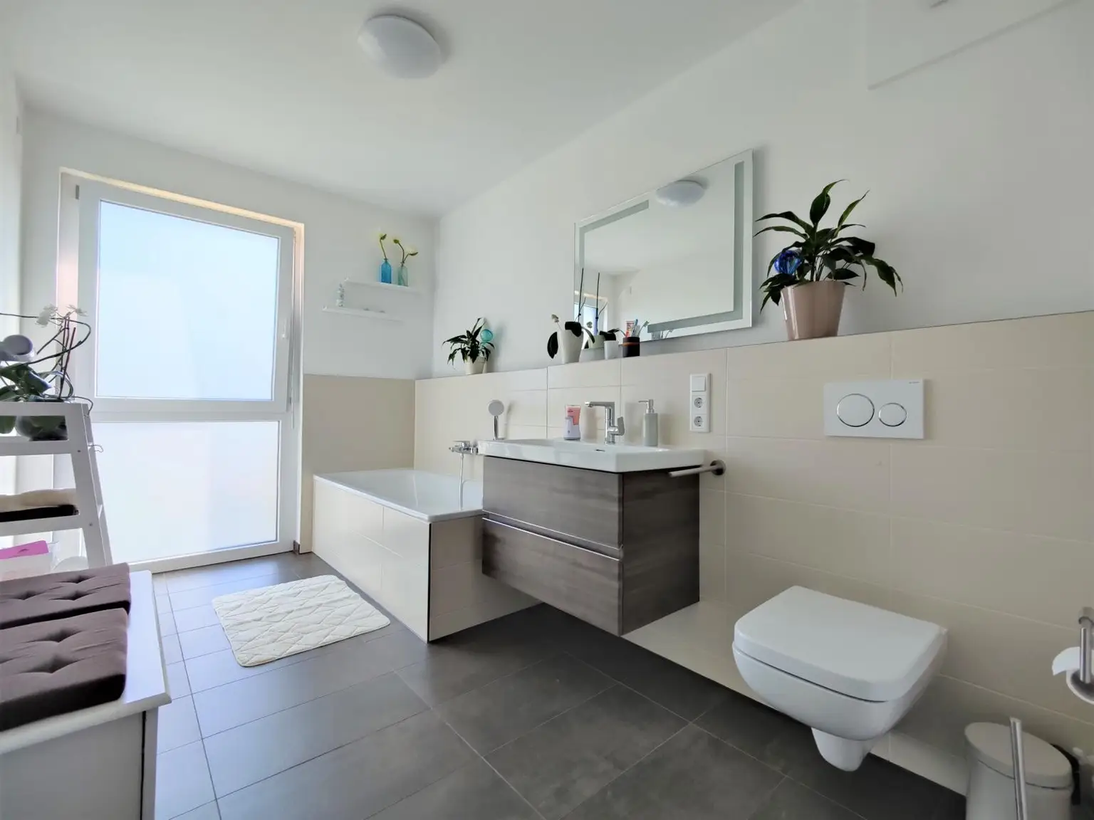 Tageslichtbadezimmer mit Badewanne