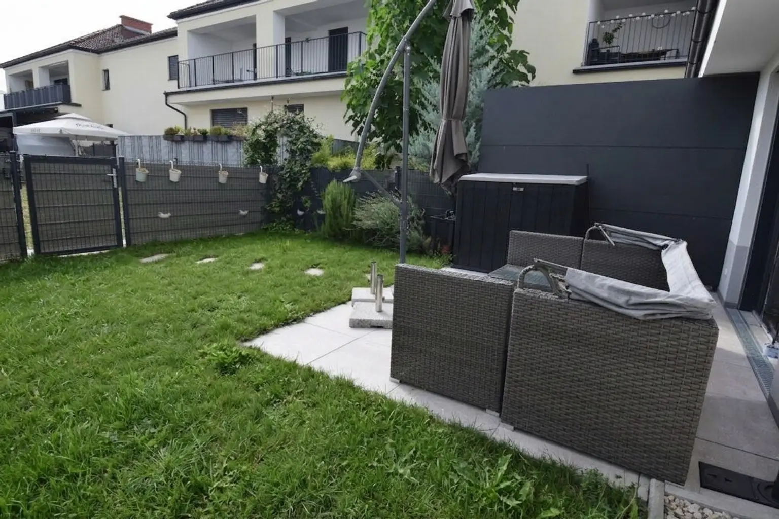 Moderne 2-Zimmer-Gartenwohnung mit Terrasse & Carport in begehrter Ruhelage