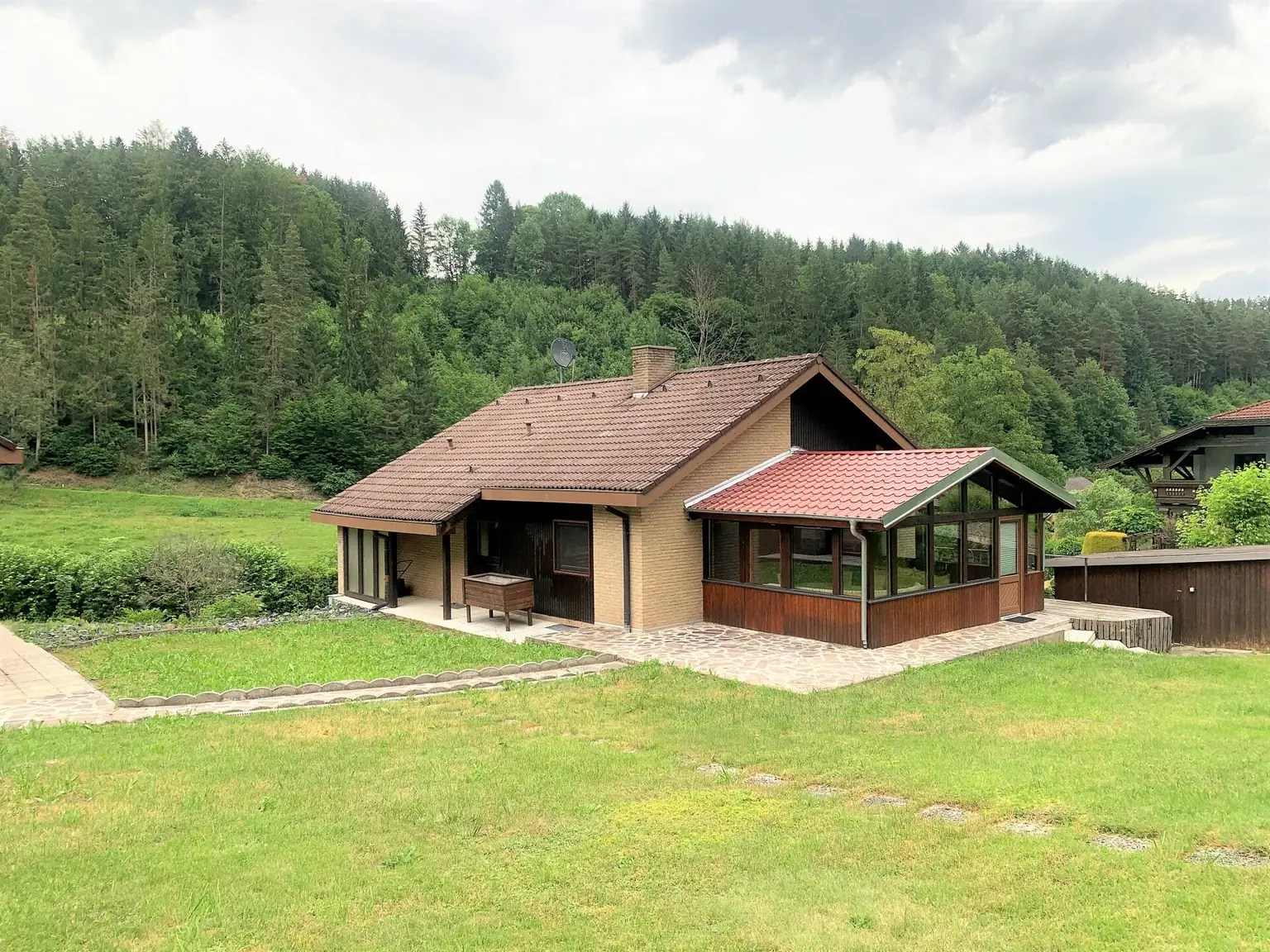 Ansicht Hier haben Sie den ganzen Tag die Sonne im Garten, und absolute Ruhe!