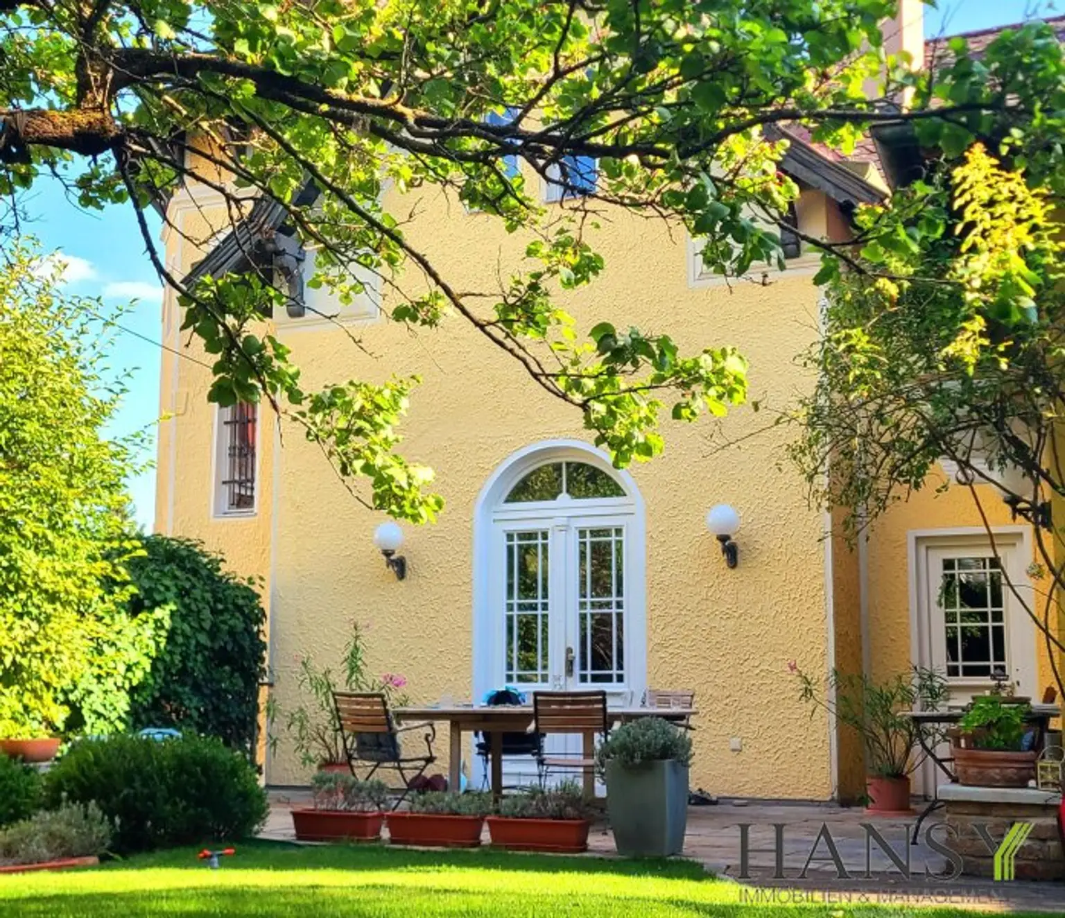 Elegante Villa in Best-Lage von Baden: Modernisiert, Garten & Terrasse