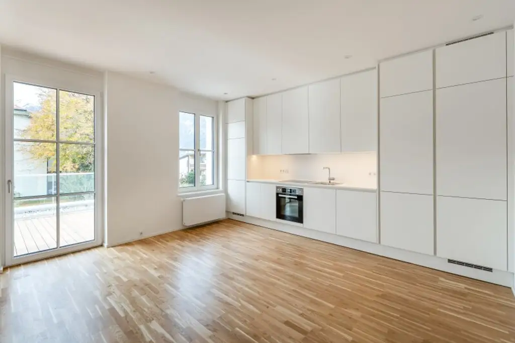 ELEGANZ TRIFFT MODERNE: Luxuriöse 3-Zimmer-Wohnung mit sonnigem Balkon inkl. Bergblick im Villenviertel zu mieten!