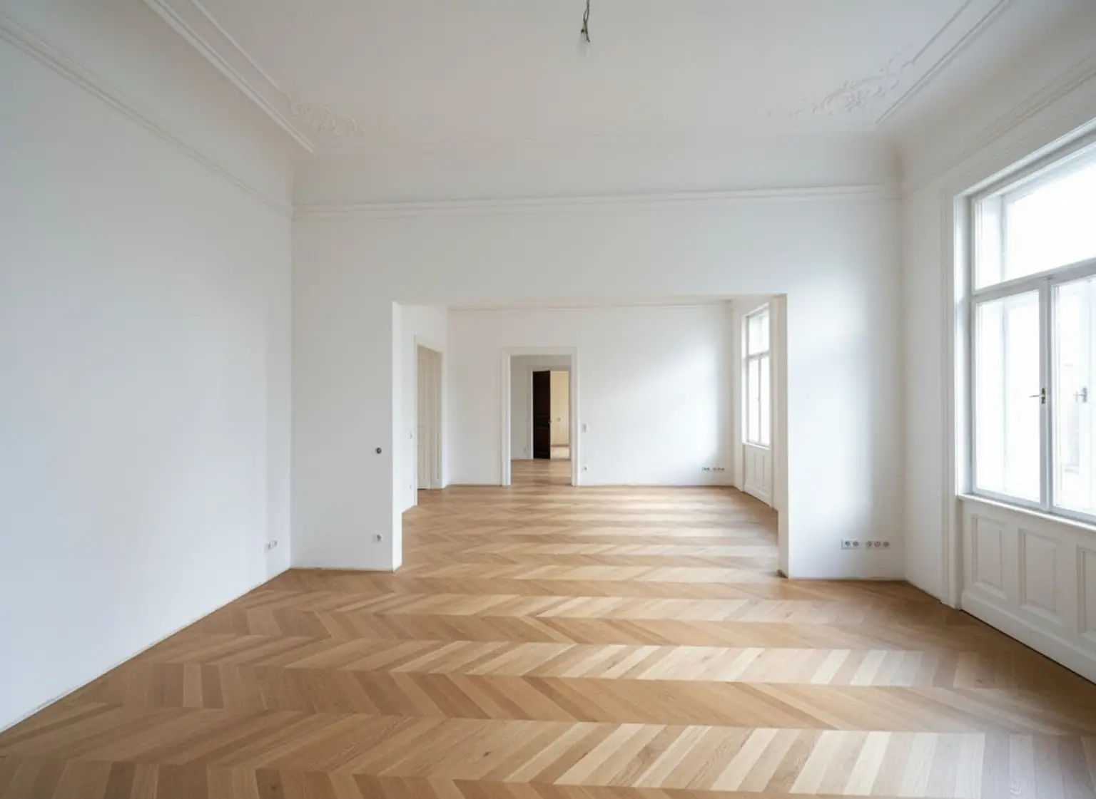 ERSTBEZUG NACH GENERALSANIERUNG: Einzigartige helle Altbauwohnung mit Stuckdecken in ruhiger Lage und einem kleinen Balkon