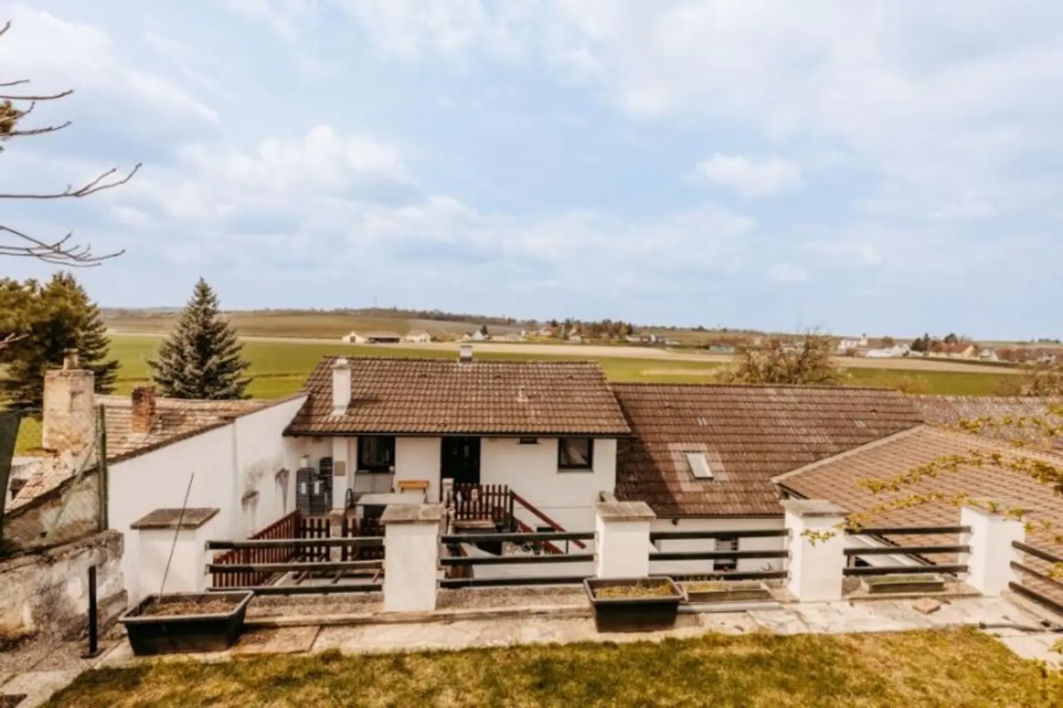 Gepflegtes, neu revitalisiertes  und liebevoll erhaltenes Landhaus. Natur, Sonne, Ruhe,  Seelenheil.