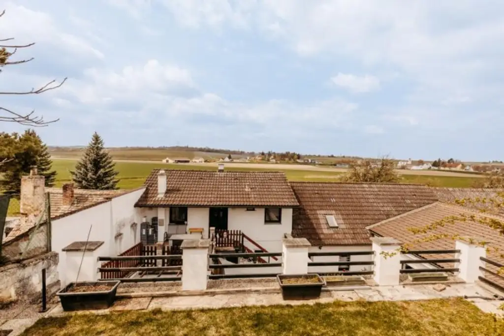 Gepflegtes, neu revitalisiertes  und liebevoll erhaltenes Landhaus. Natur, Sonne, Ruhe,  Seelenheil.