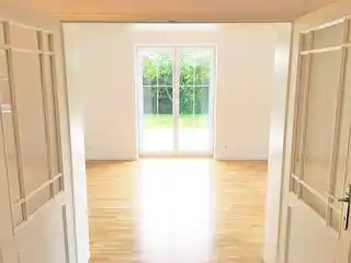 Blick in den Wohnbereich mit Terrassenausgang