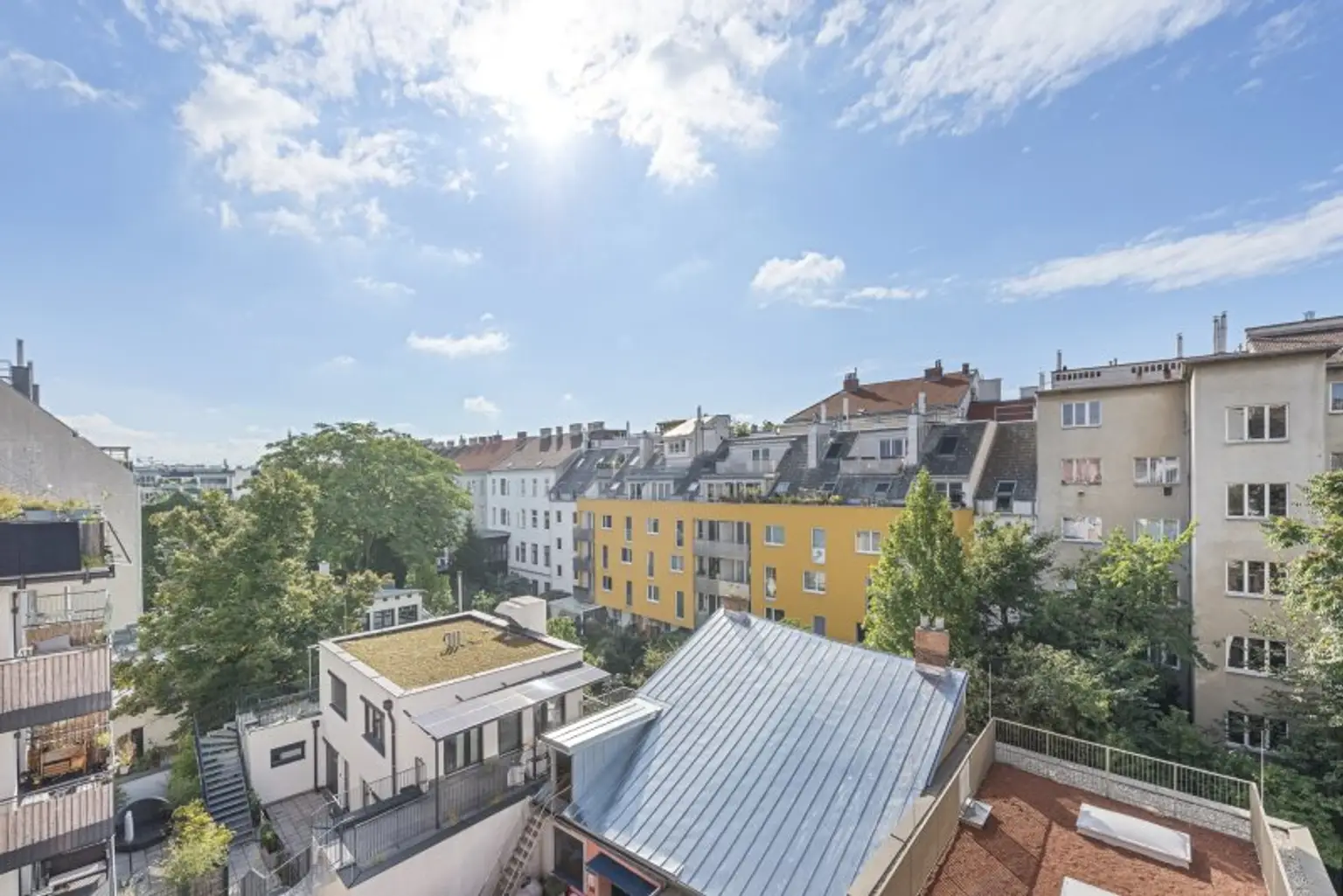 ZUM VERLIEBEN: EIN DACHGESCHOSS-TRAUM MIT BALKON