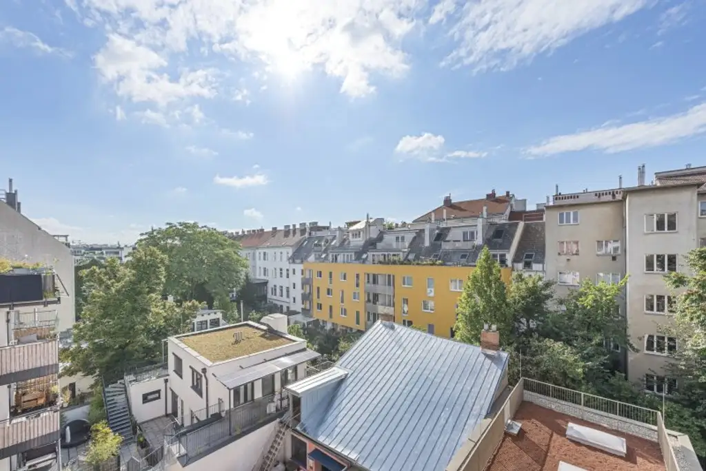 ZUM VERLIEBEN: EIN DACHGESCHOSS-TRAUM MIT BALKON