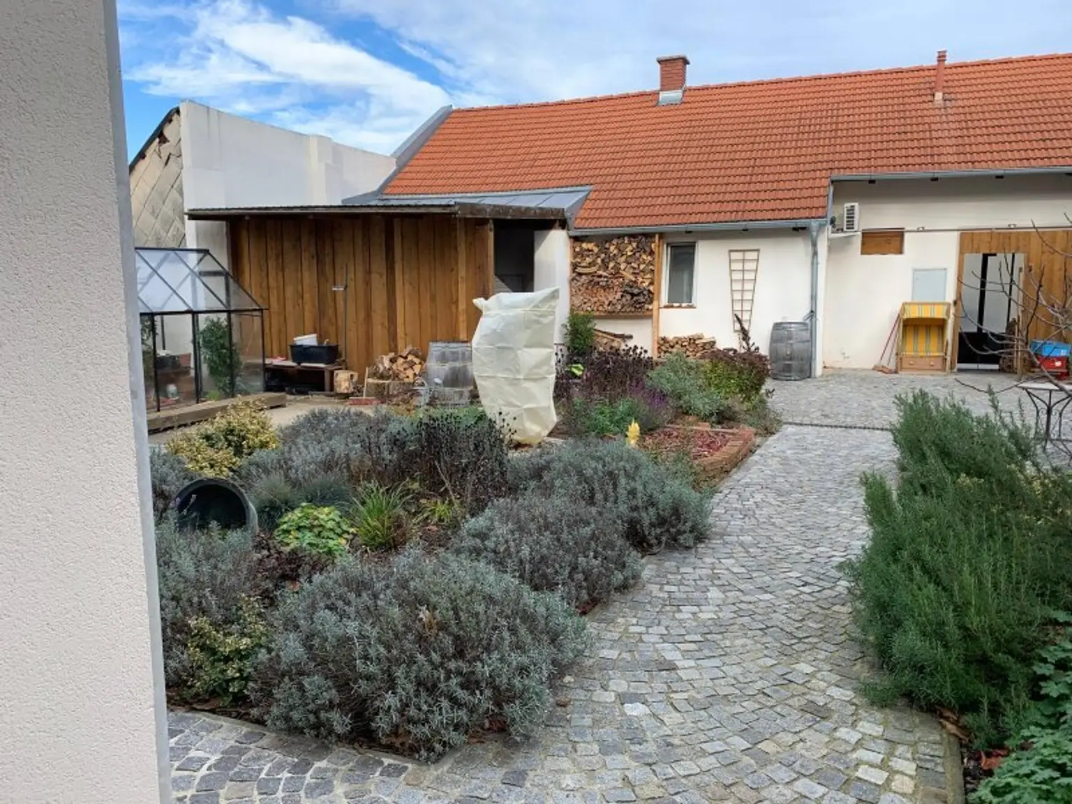 +Einzigartiges Einfamilienhaus mit Nebengebäude in Enzesfeld-Lindabrunn+