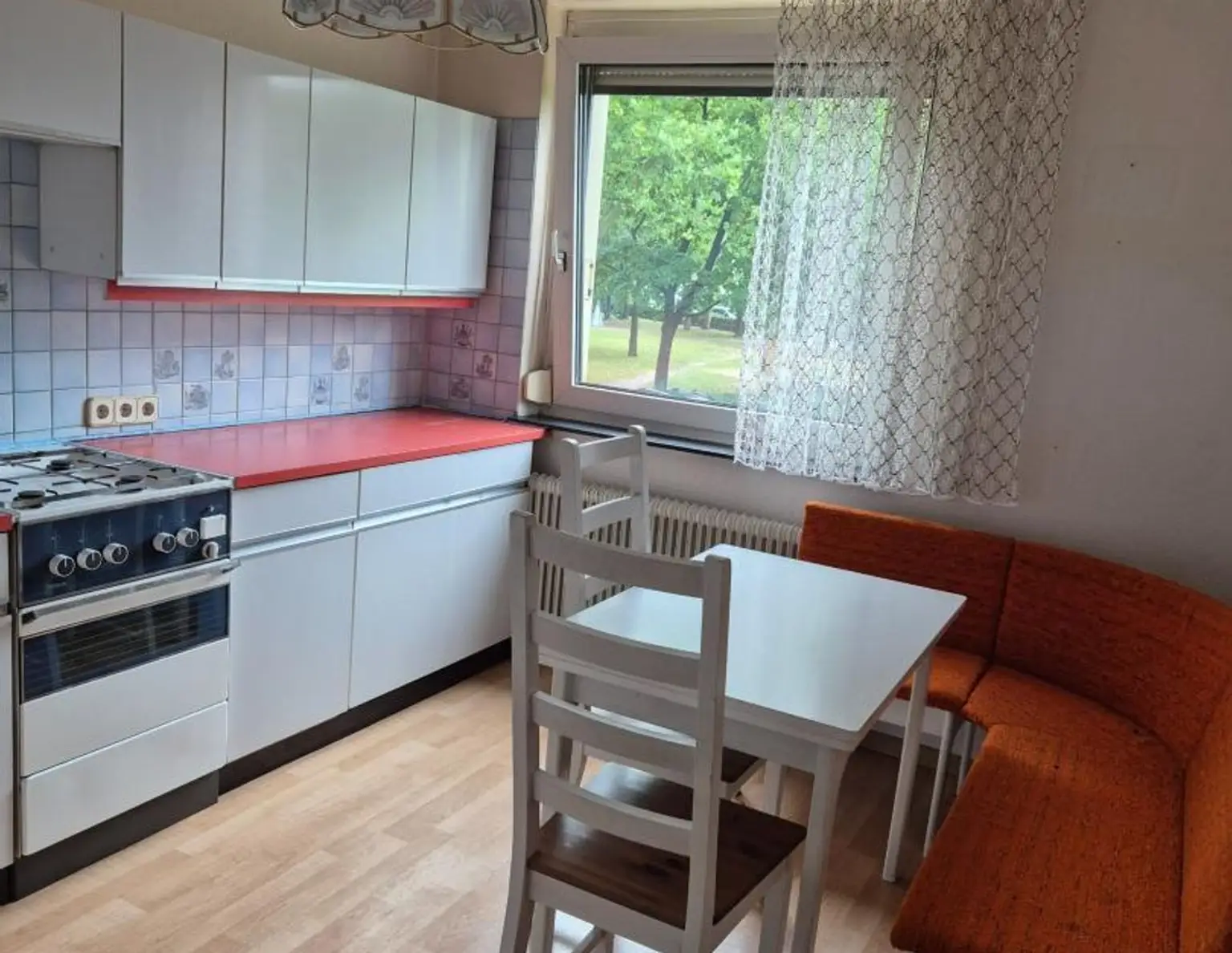 Renovierungsbedürftige 4 Zimmer Wohnung mit Loggia