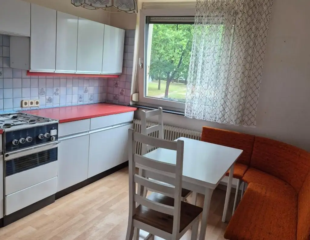 Renovierungsbedürftige 4 Zimmer Wohnung mit Loggia