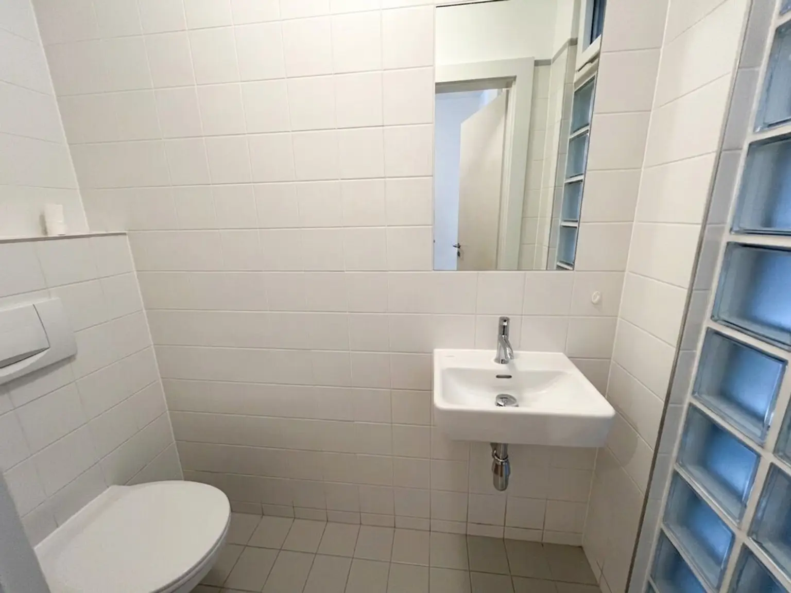 UNBEFRISTET: Top-Lage beim Stephansplatz: Moderne, klimatisierte Dachgeschoßwohnung im stilvollen Haus / Prime location near Stephansplatz: a modern, air-conditioned penthouse flat in a stylish building
